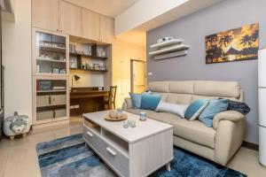 a living room with a couch and a table at New Building 2B1bLK Workspace Taipei Main Station • 新大樓 台北車站 2房1衛 客廳廚房 工作空間 in Taipei