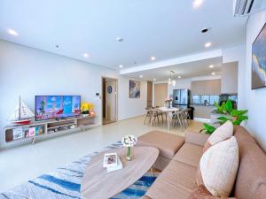 un soggiorno con divano e TV di THE SONG - Ocean's View Aparment Vung Tau City a Vung Tau