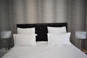 Un pat sau paturi într-o cameră la Candymore luxury apartment