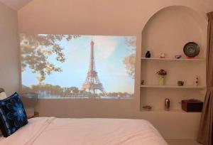 a bedroom with a view of the eiffel tower at La Montagne Doi Chang in Ban Huai Khai