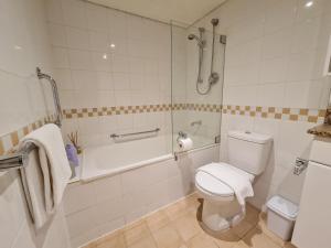 Kylpyhuone majoituspaikassa Tranquil Maroubra Abode - New Listing