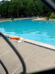 una piscina de agua azul y una paleta de naranja en Parkwood Manor at Bear Creek Lakes in Jim Thorpe, en Jim Thorpe