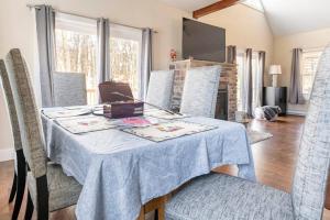 comedor con mesa, sillas y chimenea en Parkwood Manor at Bear Creek Lakes in Jim Thorpe, en Jim Thorpe