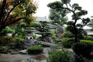 姫路市にあるKungin Bettei - Vacation STAY 14605のベンチと木々のある日本庭園