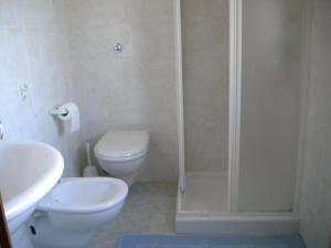 ヴィッラ・サン・ピエトロにあるCasa vacanza Corneliaのバスルーム(シャワー、トイレ、シンク付)