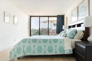 A bed or beds in a room at Exceptional Hilltop View Villa