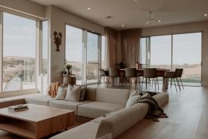 un soggiorno con divano e tavolo di Middle River Vista Beach House a Stokes Bay