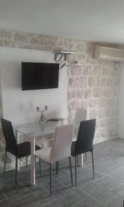 TV a/nebo společenská místnost v ubytování Apartments Krivokapic