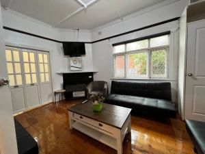 Μια τηλεόραση ή/και κέντρο ψυχαγωγίας στο Group house with views of the salt pool and spa