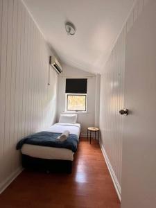 Ένα ή περισσότερα κρεβάτια σε δωμάτιο στο Group house with views of the salt pool and spa