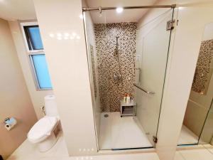 Makkasan7B-Short-term rental allowed-5BRs Downtown Bangkok的浴室里有玻璃门的淋浴间
