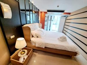 Makkasan7B-Short-term rental allowed-5BRs Downtown Bangkok的一间小卧室,配有床和灯