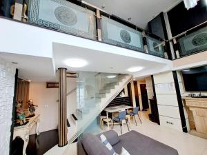 Kuchyň nebo kuchyňský kout v ubytování Custom Design Loft With City Views And Rooftop Pool