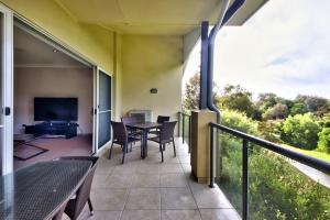 Front Creek Unit 5 of 16 Paragon Ave South West Rocks - No Sheets or Towels Provided的阳台或露台
