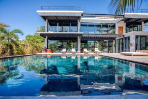 Πισίνα στο ή κοντά στο Balam Beach Villa - Modern 4 Bedroom Ocean Front Villa with Pool