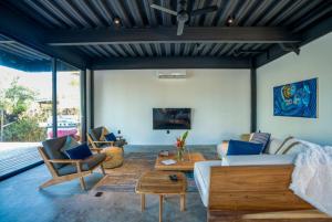 Μια τηλεόραση ή/και κέντρο ψυχαγωγίας στο Balam Beach Villa - Modern 4 Bedroom Ocean Front Villa with Pool