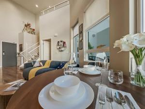 Posezení v ubytování Creative 2 Levels Penthouse