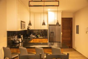 Una cocina o kitchenette en NEW Condo w/Rooftop Pool & View