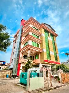 un bâtiment coloré sur le côté d'une rue dans l'établissement Hotel Everest Inn Pvt. Ltd., à Butwāl