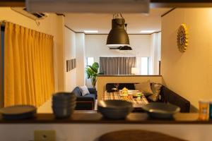 una sala de estar con una mesa con tazones. en 駐車場無料！静かな住宅街　４つの寝室でご家族でゆっくりお過ごし頂けます　7台の寝具で最大11名様まで en Osaka