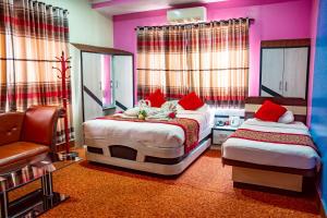 En eller flere senge i et værelse på Hotel Everest Inn Pvt. Ltd.