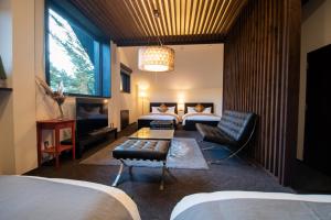 Habitación de hotel con 2 camas y sofá en ユニテ蔵王ジョーニダ リゾート, en Yamagata