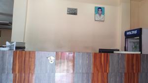 lobby z znakiem morsa na ścianie w obiekcie Maa River View w mieście Alīpur Duār