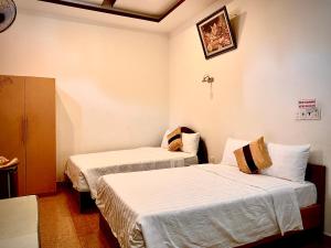 Tempat tidur dalam kamar di HOTEL MINH LÂM 2