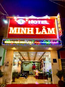 HOTEL MINH LÂM 2 في بلاي كو: علامة القرض الصغير أمام المبنى