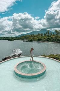 una persona parada sobre un charco de agua en Peninsula Esmeralda Luxury Villas, en San Felipe de Puerto Plata