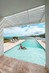 聖斐利－銀港的住宿－Peninsula Esmeralda Luxury Villas，女人坐在游泳池里