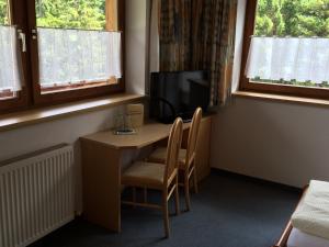 Telewizja i/lub zestaw kina domowego w obiekcie Pension Sattelkopf