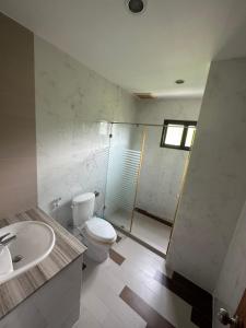 Koupelna v ubytování Prautamnak Grand Apartments