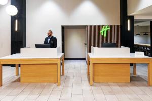 Vstupní hala nebo recepce v ubytování Holiday Inn & Suites Stillwater-University West by IHG