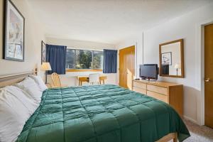 a hotel room with a bed and a television at Pinnacle E25 in Killington