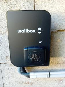 アルルにあるGîte de La Treille Mas Médailleの携帯電話 +4枚の写真