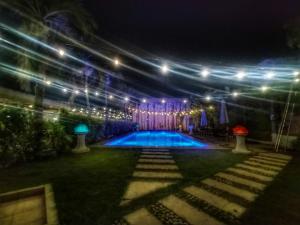 Bazén v ubytování S and M Hotel Inc. nebo v jeho okolí
