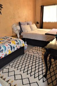 1 dormitorio con 2 camas y alfombra en Kai Iwi Lakes Resort, en Kaihu