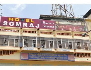 ein Gebäude mit einem Hotelienna-Schild darüber in der Unterkunft Hotel Somraj Regency, Tripura in Agartala