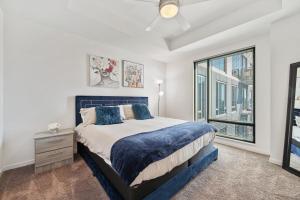 Ένα ή περισσότερα κρεβάτια σε δωμάτιο στο Luxury 1 BR with DEN Downtown Tampa Apt - City Views, Rooftop Pool, Workspace +38 φωτογραφίες