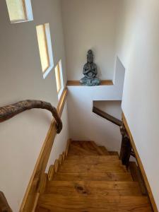 un escalier dans une maison avec un vase sur le mur dans l'établissement El Encanto del Manzano & Espacio Vittalia Spa, à San José de Maipo