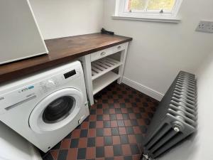 - Lavadora en una habitación con encimera en Tranquil Retreat in Historic Chapelizod en Dublín