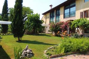 un jardín frente a un edificio en Resort Villa Manin, en Passariano