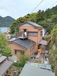 una casa sul fianco di una collina di Bayside House Shiosai - Vacation STAY 15343 a Kumano