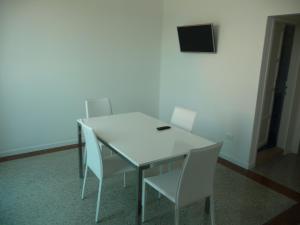 カオルレにあるSoggiorno Auroraの白いテーブルと椅子(携帯電話付)