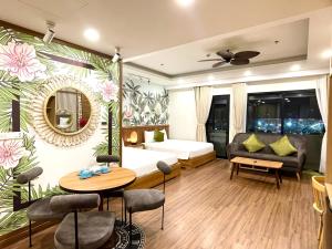 uma sala de estar com um sofá e uma mesa em ST Apartment - FLC SeaTower Quy Nhon em Quy Nhon