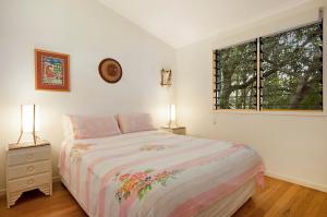 - une chambre avec un lit, deux lampes et une fenêtre dans l'établissement A Perfect Stay - Aluna, à Byron Bay