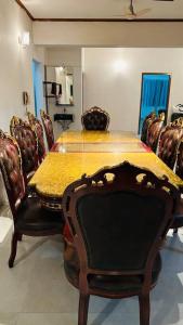 una sala conferenze con tavolo e sedie di Oriental Arcadia Elegant Apartment in Gulshan 2 a Dhaka