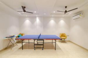 Stolní tenis v ubytování FabHotel La Serene BnB- Ashok Vihar nebo okolí