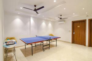 Stolní tenis v ubytování FabHotel La Serene BnB- Ashok Vihar nebo okolí